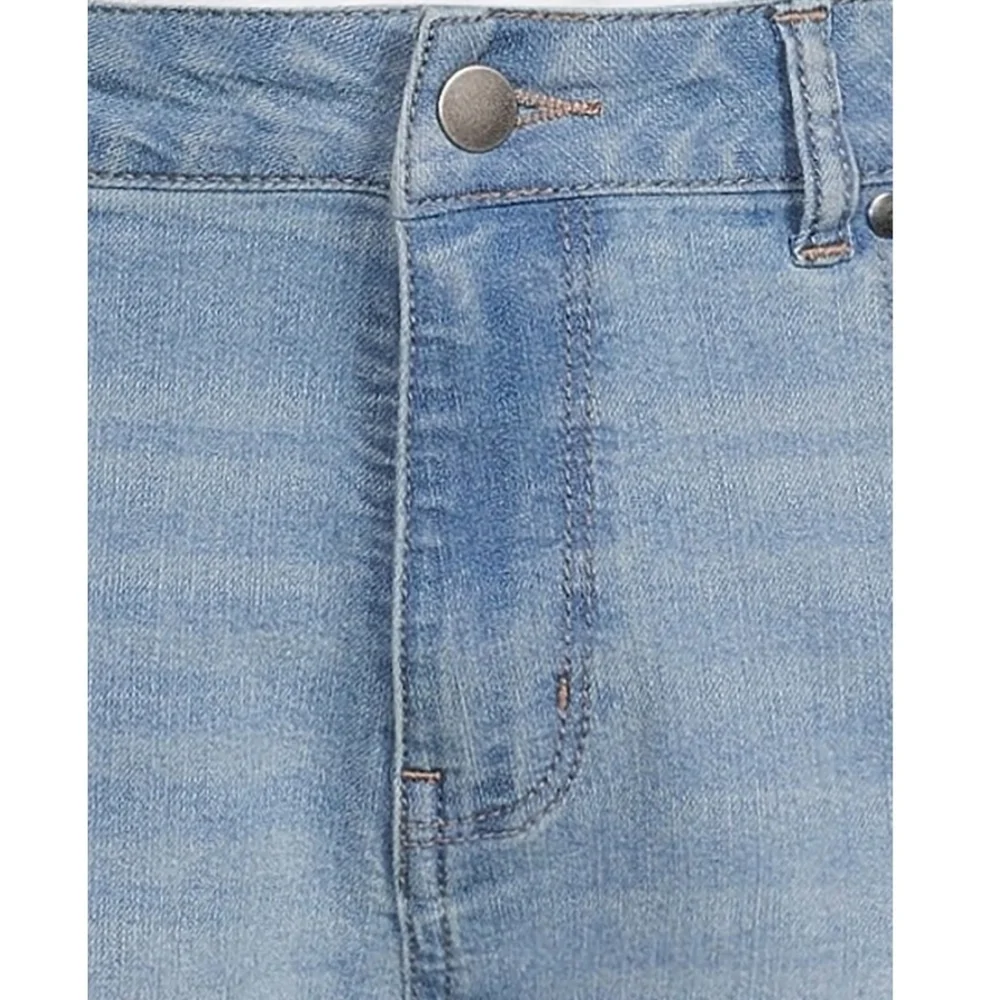 TIME & TRU Cropped Denim Light Wash Boyfriend Jeans NWOT